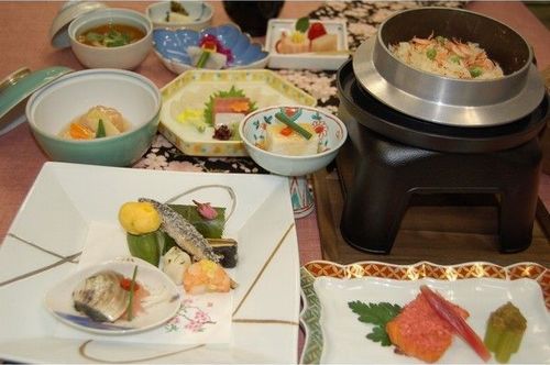 箱根木賀温泉　ＫＫＲ箱根宮の下（国家公務員共済組合連合会宮の下保養所）の客室画像（楽天トラベルAPI提供）